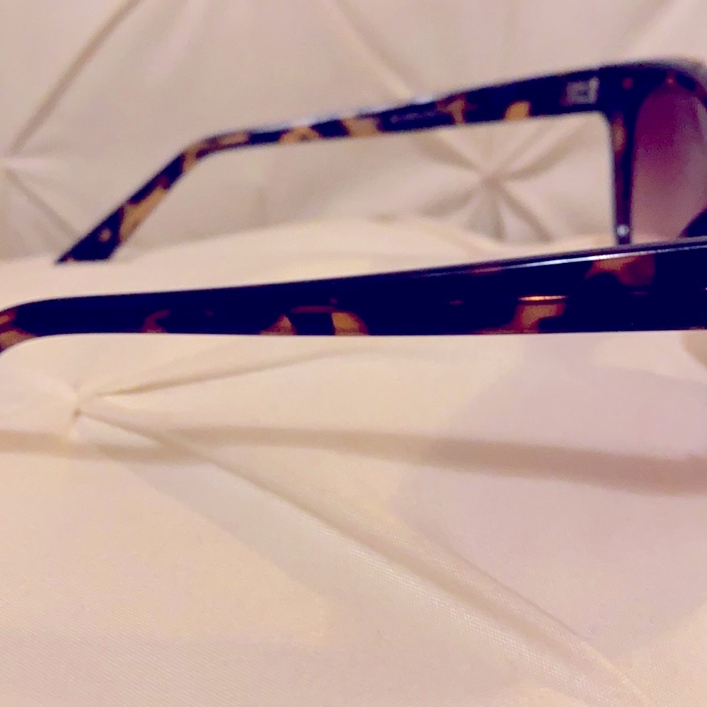 TORTOISE SHELL SUNGLASSES. NEW - Picture 3 of 3